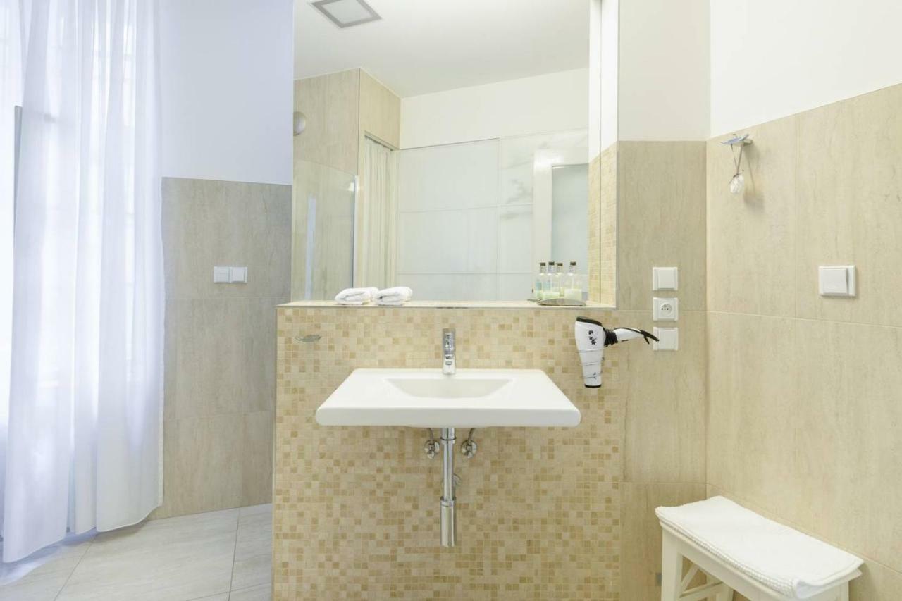 Stylish, Light-Filled Home In The Historic Center Praga Exterior foto